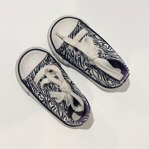 Girls Converse Low Sneakers Size 3
